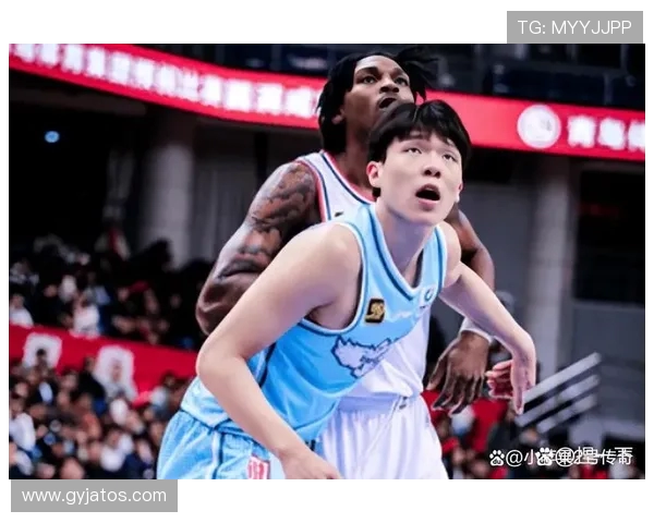 杨瀚森防守表现不佳面对挡拆和波斯特三分显得犹豫不决